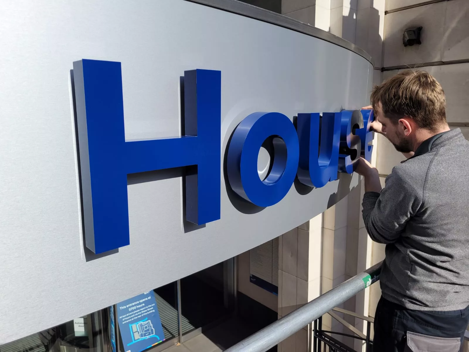 Using a signage company vs ordering signs online Elmtree Signs